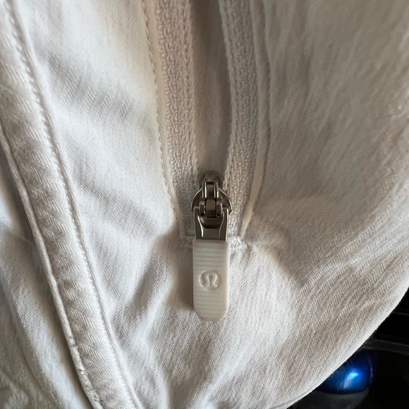 Lululemon shorts 10/12 White- with lining - Picture 6 of 6